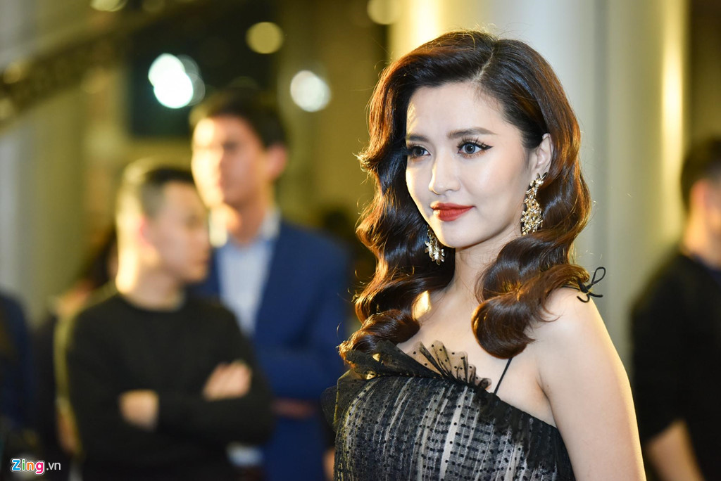 Huyền My gợi cảm trên thảm đỏ giải Cống hiến